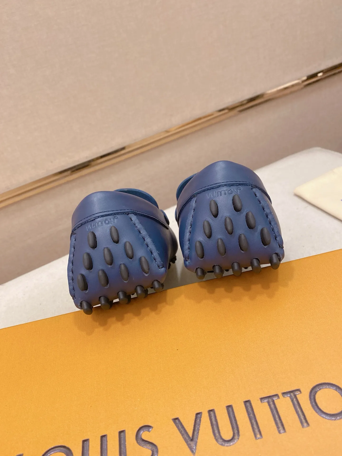 Factory price: 500💰High-end quality! LV 🆕🆕Exclusive hot-selling products in stock🔥🔥New products on the shelves, high-quality Ferragamo men's pea shoes, high-end casual driving shoes, with complete packaging! 💪 💪 Material: imported first-layer cowhide 🐂 + imported high-quality buffalo leather lining + wear-resistant outsole 👍🏻👍🏻 Features: high-end and comfortable, purely handmade 🚀 🚀 Create the perfect shoes that suit you best 🔥 🔥 Size: (38-44) 45 standard size can be customized!